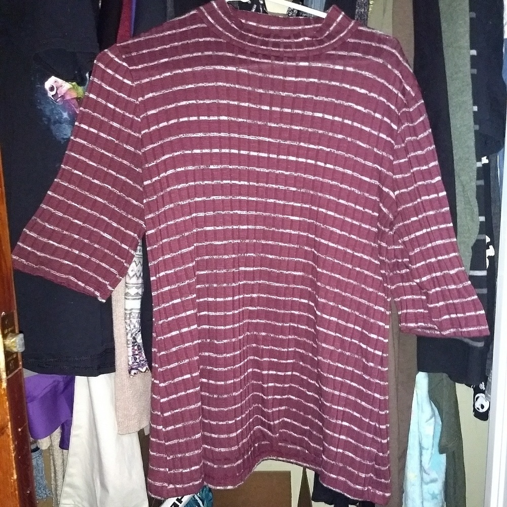 XL Maroon 3 Quarter Inch Sleeve Longer Length Top